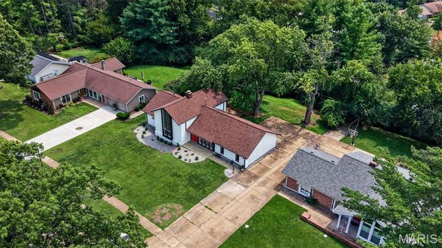 500 Kingridge Drive, Ballwin, MO 63011