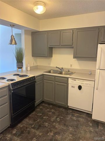 1637 Summergate Parkway N, St Peters, MO 63303