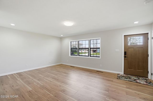 810 N Blackhoof Street, Wapakoneta, OH 45895