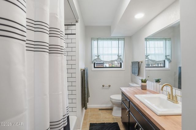 810 N Blackhoof Street, Wapakoneta, OH 45895