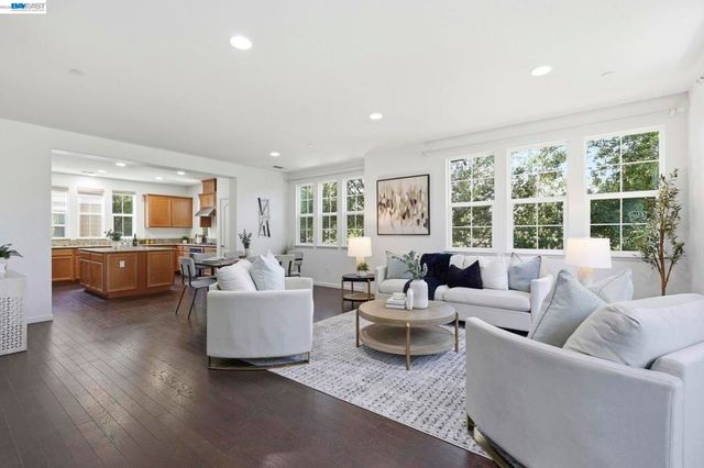 6951 N Mariposa Ln, Dublin, CA 94568