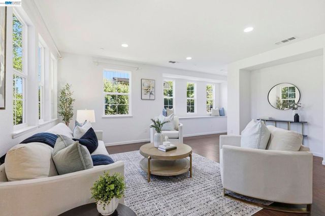 6951 N Mariposa Ln, Dublin, CA 94568