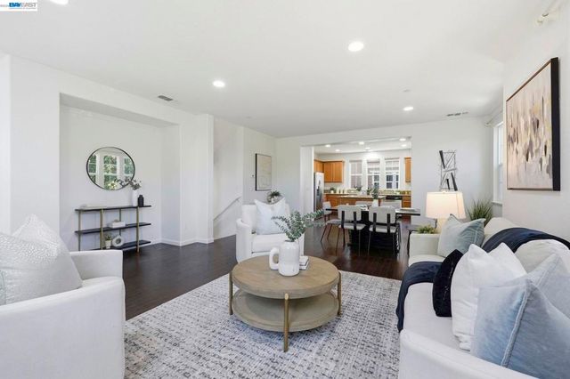 6951 N Mariposa Ln, Dublin, CA 94568
