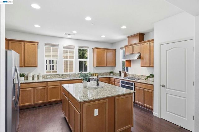 6951 N Mariposa Ln, Dublin, CA 94568