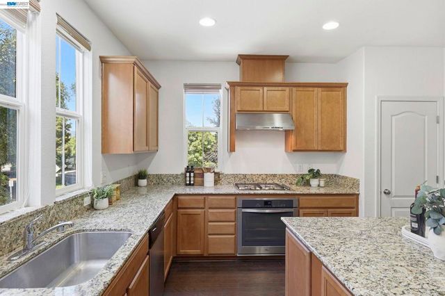 6951 N Mariposa Ln, Dublin, CA 94568