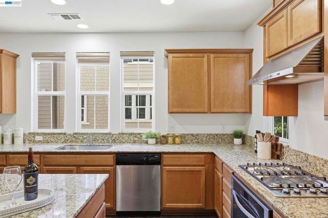 6951 N Mariposa Ln, Dublin, CA 94568