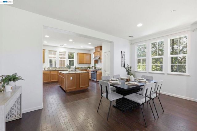 6951 N Mariposa Ln, Dublin, CA 94568