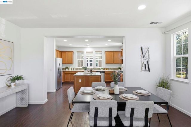 6951 N Mariposa Ln, Dublin, CA 94568