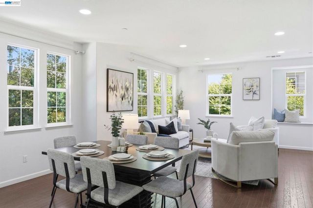 6951 N Mariposa Ln, Dublin, CA 94568