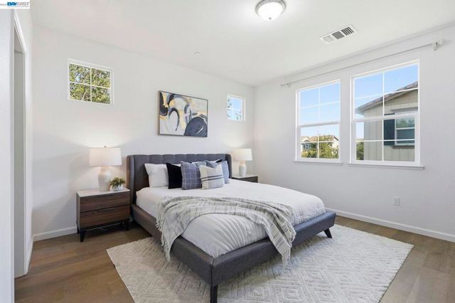 6951 N Mariposa Ln, Dublin, CA 94568