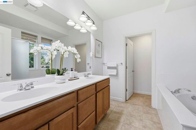 6951 N Mariposa Ln, Dublin, CA 94568