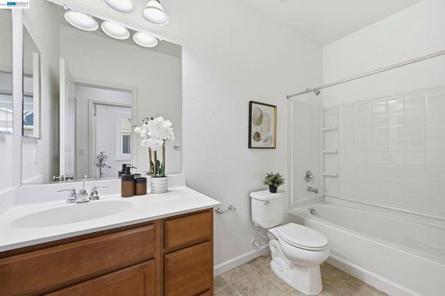 6951 N Mariposa Ln, Dublin, CA 94568