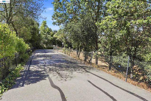 6951 N Mariposa Ln, Dublin, CA 94568