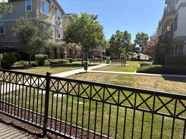 6951 N Mariposa Ln, Dublin, CA 94568