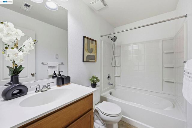 6951 N Mariposa Ln, Dublin, CA 94568