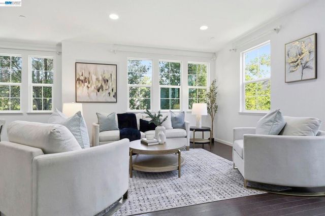6951 N Mariposa Ln, Dublin, CA 94568