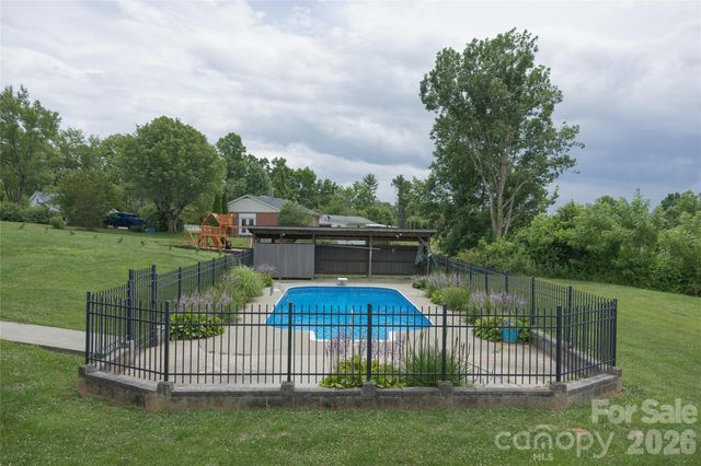 102 Phillips Road, Spruce Pine, NC 28777