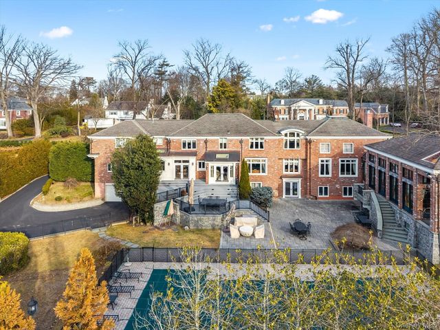 10 Hemlock Drive, Great Neck, NY 11024