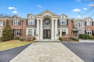 10 Hemlock Drive, Great Neck, NY 11024