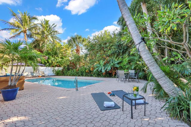 324 BLOSSOM Lane, West Palm Beach, FL 33404