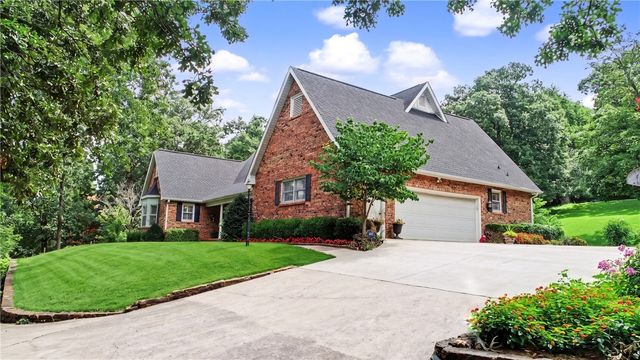 1134 N Crossover Road, Fayetteville, AR 72701