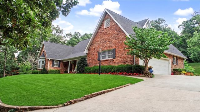 1134 N Crossover Road, Fayetteville, AR 72701