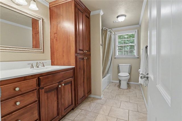 1134 N Crossover Road, Fayetteville, AR 72701