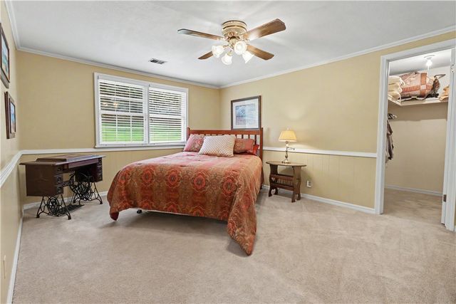 1134 N Crossover Road, Fayetteville, AR 72701