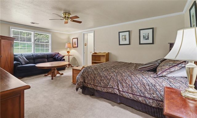 1134 N Crossover Road, Fayetteville, AR 72701
