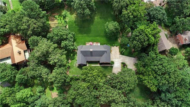1134 N Crossover Road, Fayetteville, AR 72701