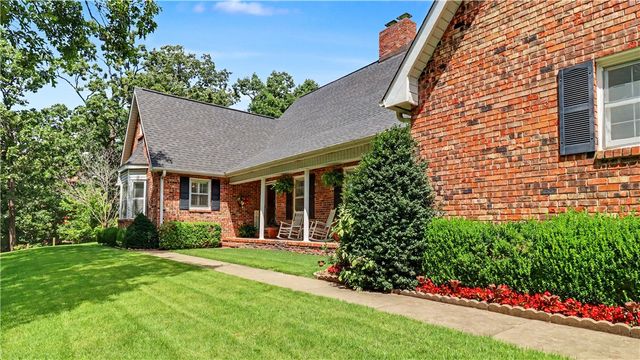 1134 N Crossover Road, Fayetteville, AR 72701