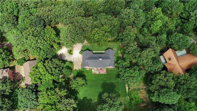 1134 N Crossover Road, Fayetteville, AR 72701