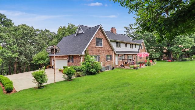 1134 N Crossover Road, Fayetteville, AR 72701