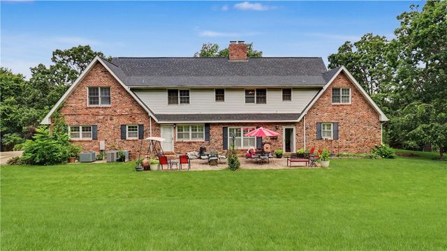 1134 N Crossover Road, Fayetteville, AR 72701