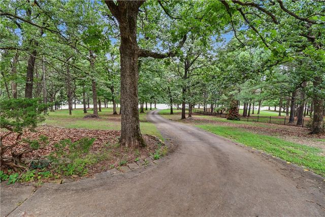 1134 N Crossover Road, Fayetteville, AR 72701