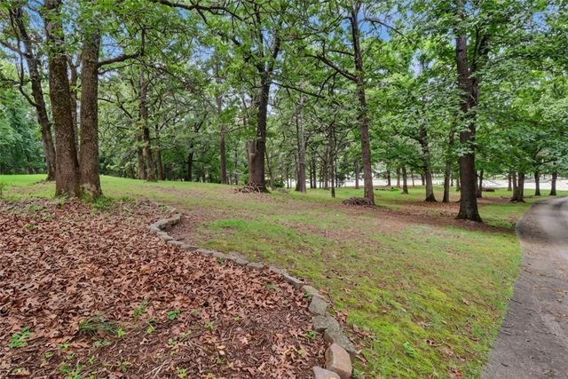 1134 N Crossover Road, Fayetteville, AR 72701
