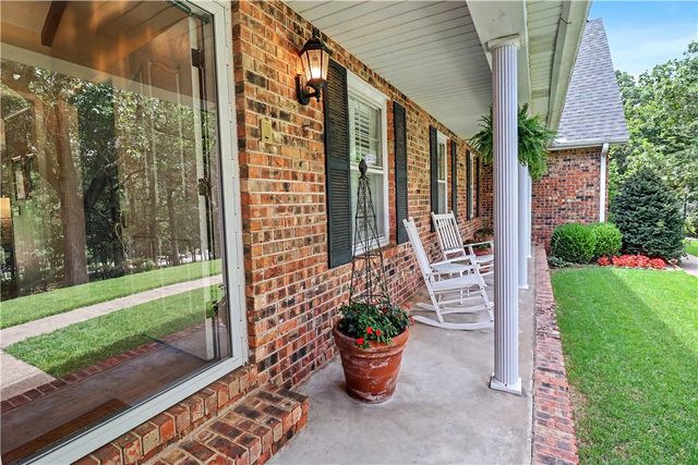 1134 N Crossover Road, Fayetteville, AR 72701