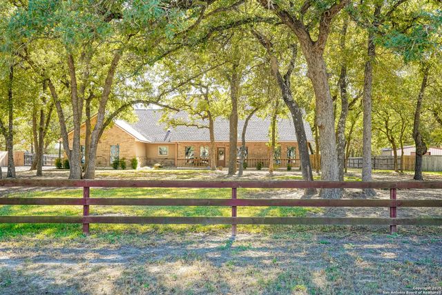 569 Rose Branch Dr, La Vernia, TX 78121