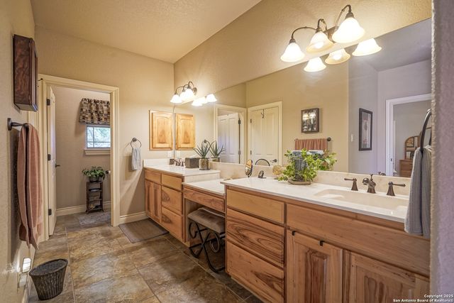 569 Rose Branch Dr, La Vernia, TX 78121