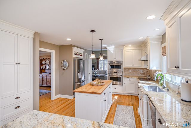 20 Charter Ridge Drive, Newtown, CT 06482