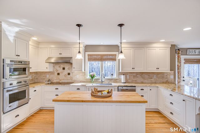 20 Charter Ridge Drive, Newtown, CT 06482