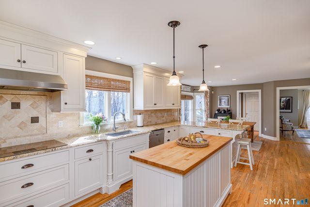 20 Charter Ridge Drive, Newtown, CT 06482