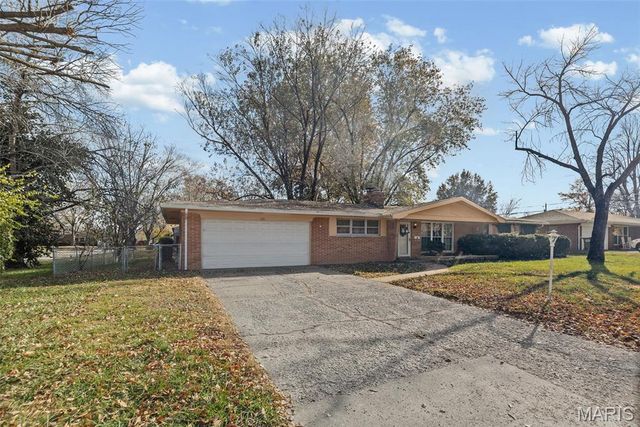 120 Lynnhaven Drive, Belleville, IL 62223