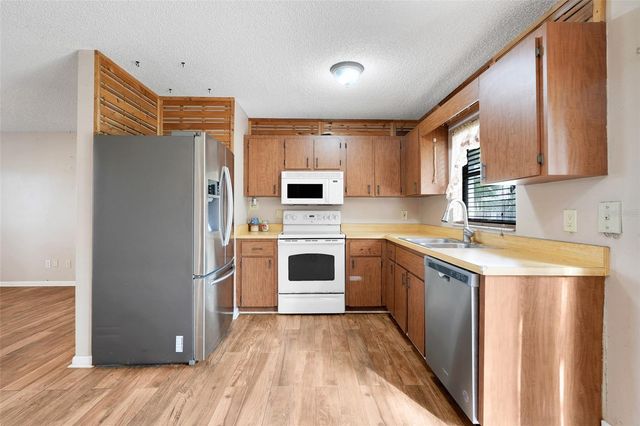 37032 GRAYS AIRPORT ROAD, Lady Lake, FL 32159