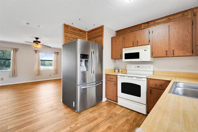 37032 GRAYS AIRPORT ROAD, Lady Lake, FL 32159