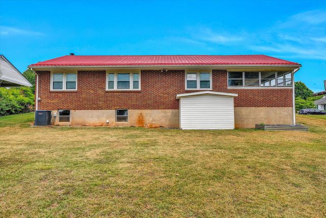 90 Ann Sink ST, Rocky Mount, VA 24151