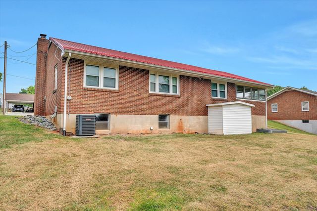 90 Ann Sink ST, Rocky Mount, VA 24151
