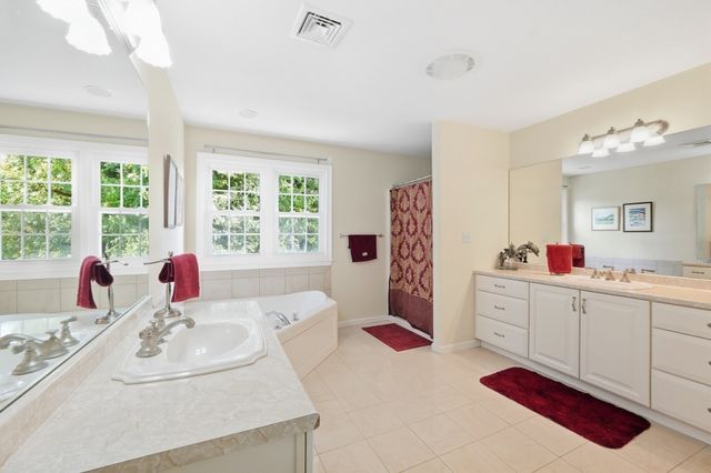 24 Goodnow Ln, Framingham, MA 01702