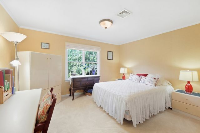 24 Goodnow Ln, Framingham, MA 01702