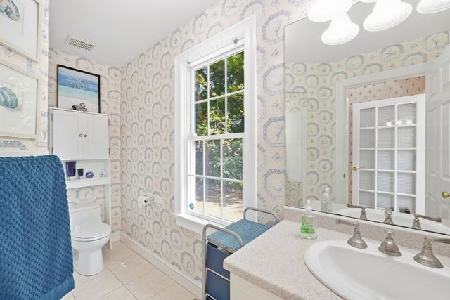 24 Goodnow Ln, Framingham, MA 01702